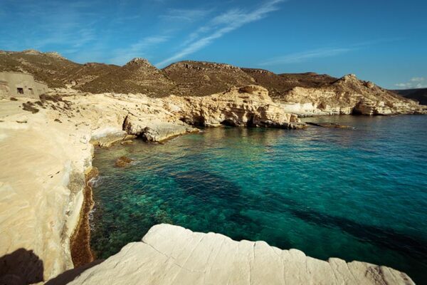 Playa de agua cristalina en Los Escullos, Cabo de Gata