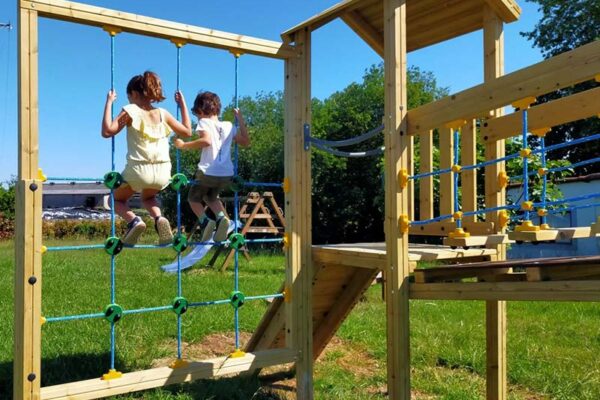 Niños jugando en parque infantil camping Somo Parque Kampaoh